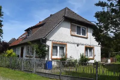 in Norddeutschland: Doppelhaushälfte in idyllischer Landschaft